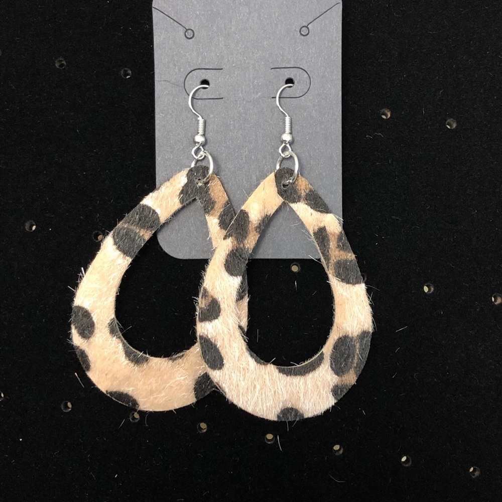 5/$20 leopard print open teardrop hanging earrings